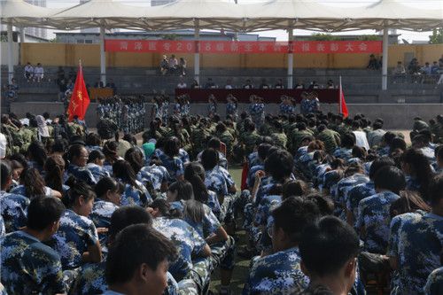 我校举行2018级新生军训汇报表演