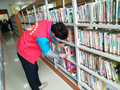 我校药学系开展“留下书香，带走灰尘”志愿服务活动