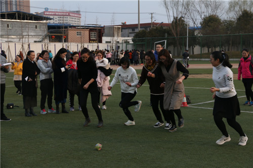 我校举办“庆三八”女教工趣味运动会