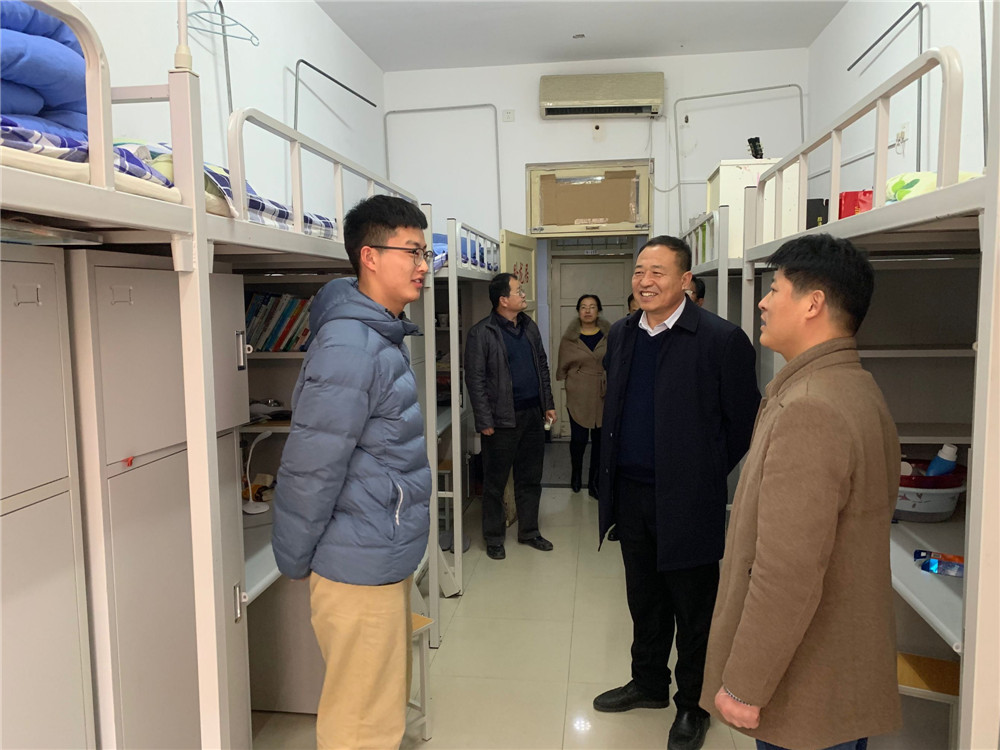 学校领导深入学生宿舍走访看望学生