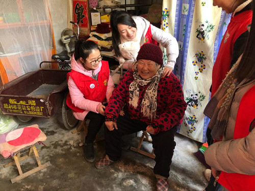 我校护理系在百花园社区开展志愿服务活动