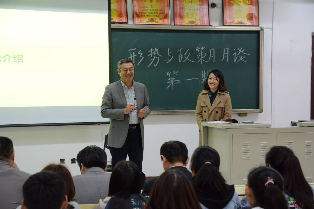 我校党委书记于洲声深入联系班级开展工作