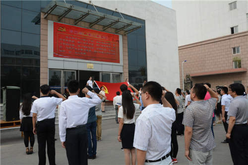 牢记入党誓词践行“三严三实”——菏泽医专举行新党员宣誓暨老党员重温入党誓词活动