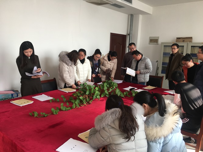 我校举行将品德教育和能力培养融入课堂教学优秀教案展评活动