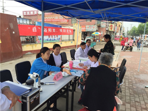 我校附属医院举行爱眼日义诊活动