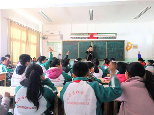 菏泽医专临床系爱心支教服务队支教牡丹小学