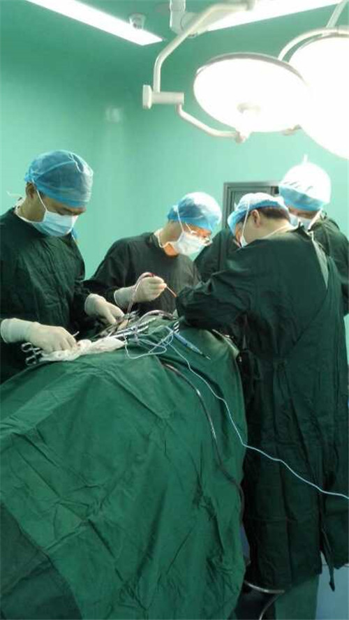 我校附属医院成功开展首例颈椎手术