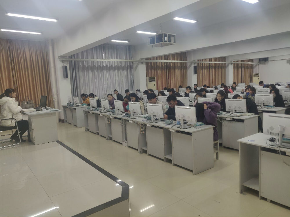 学校领导与师生同听开学第一课并检查教学情况