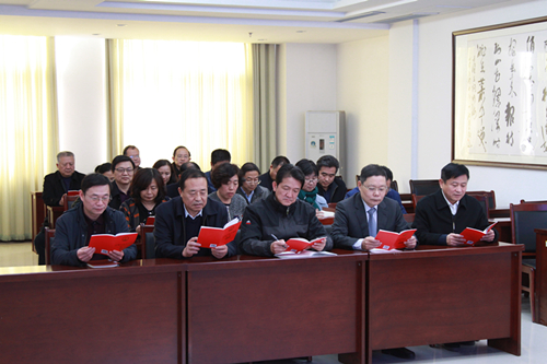 我校党委中心组开展宪法集中学习暨宪法宣誓活动
