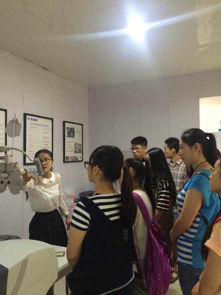 我校眼视光技术专业到眼镜店进行参观学习