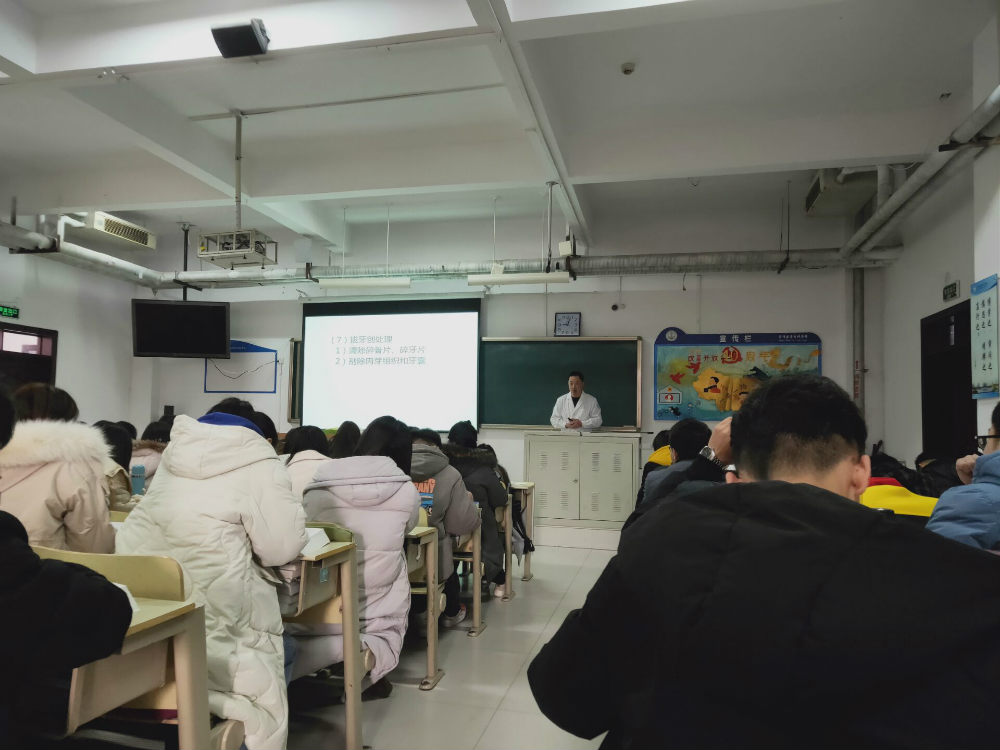 学校领导与师生同听开学第一课并检查教学情况