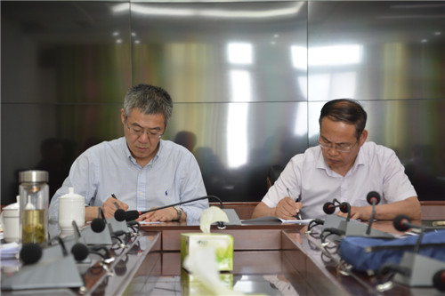 我校党委理论学习中心组召开党风廉政专题学习（扩大）会