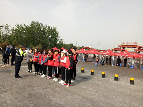 我校萌芽志愿者服务队为牡丹文化旅游节添光彩