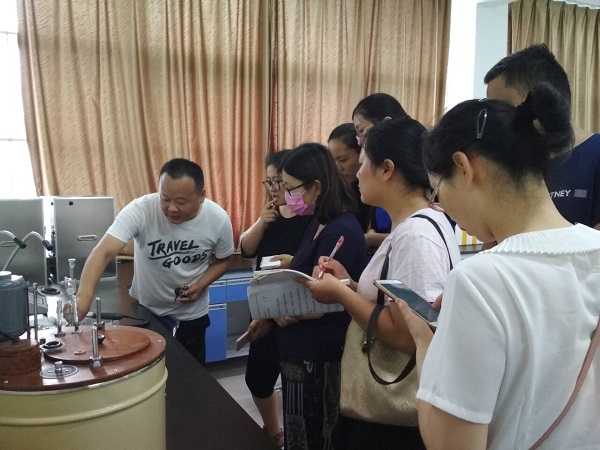 学校教务处中心实验室举办实验室开放日主题活动