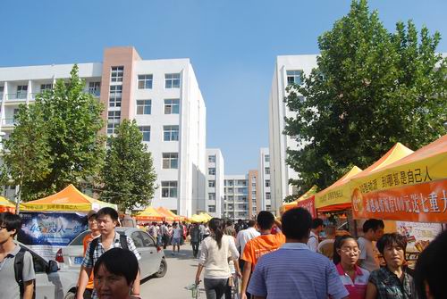 我校喜迎2013级新生报到入学