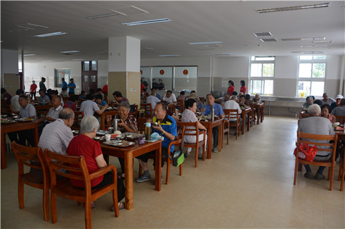 我校退休教职工前往护养中心参观体验生活