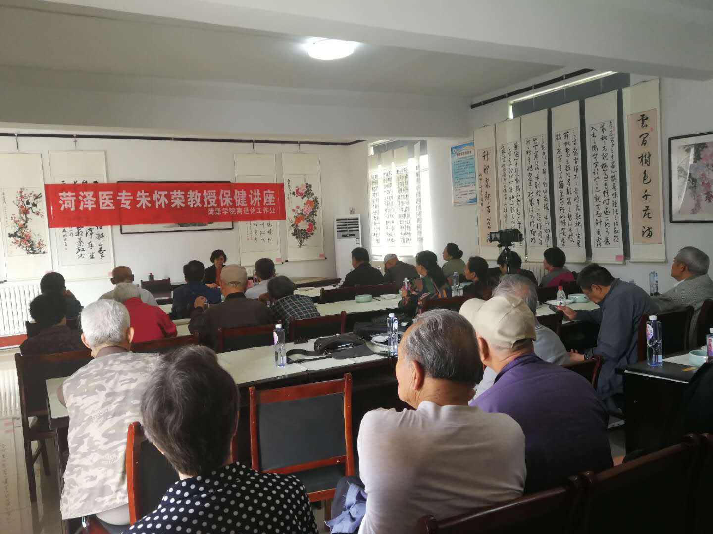 菏泽医专朱怀荣教授应邀到菏泽学院为离退休同志讲授养生保健知识