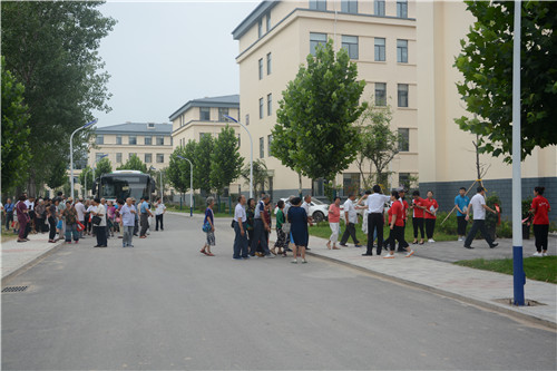 我校退休教职工前往护养中心参观体验生活