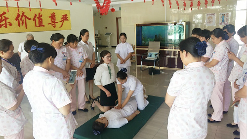 我校老年专业学生到枫叶正红进行专业实践