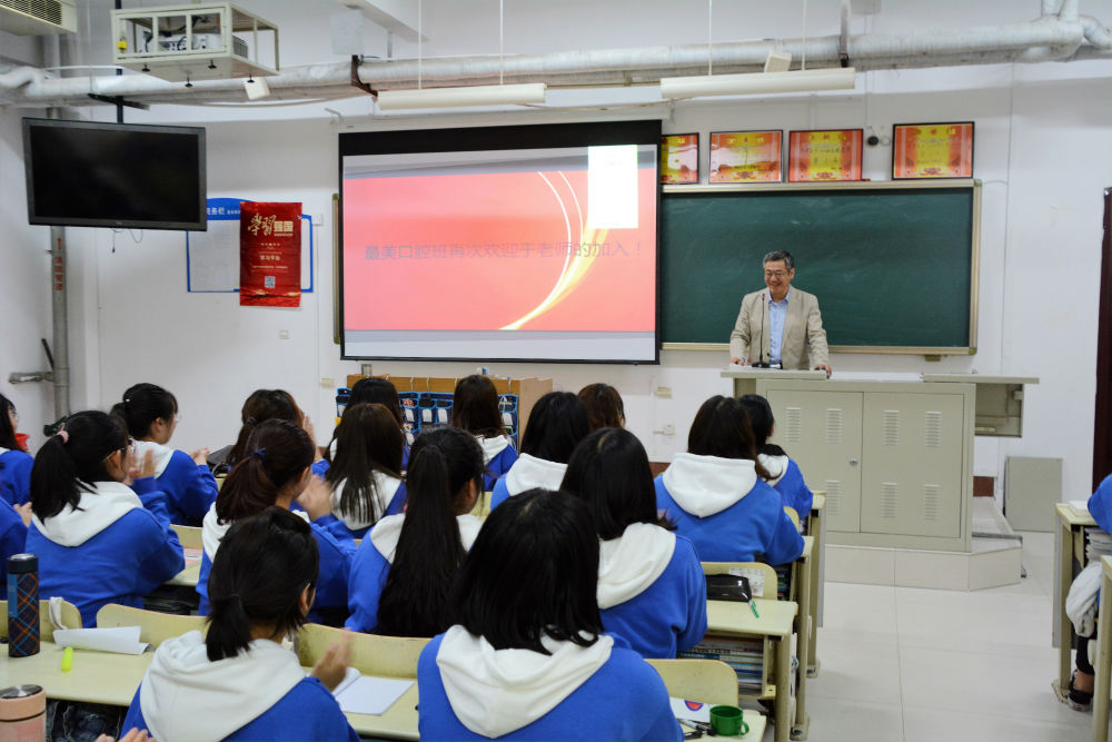 我校党委书记于洲声深入联系班级开展工作