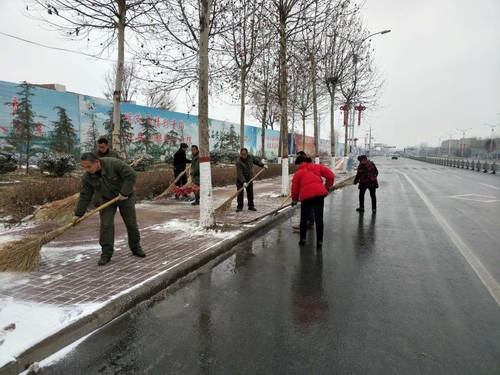 我校总务处工作人员到古园社区义务除雪