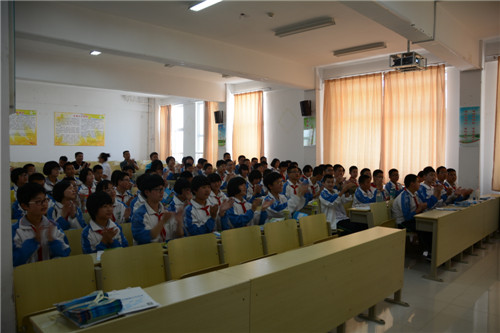 牡丹区21中学生来我校参观