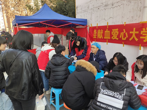 我校集中开展无偿献血活动