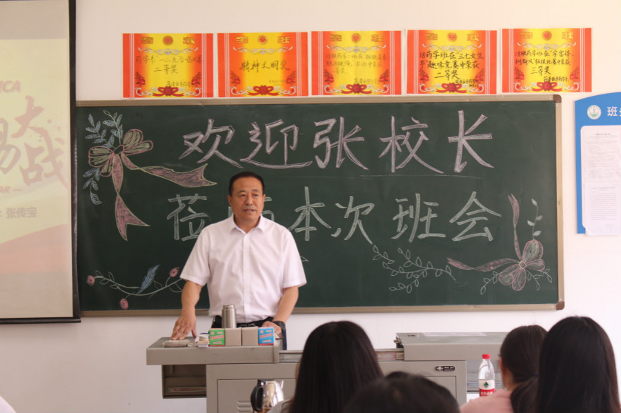 张传宝副校长深入联系班级与学生交流