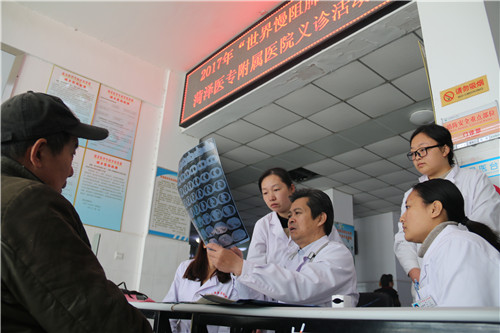 菏医附院开展“世界慢阻肺日”义诊活动