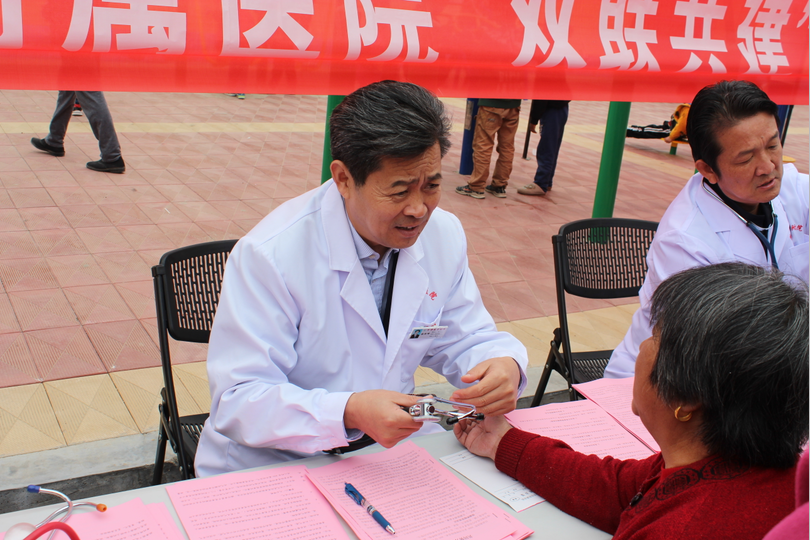 我校志愿服务队到巨野开展“双联共建”义诊活动