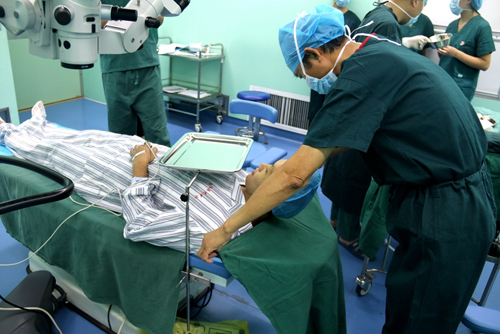 我校附属医院完成菏泽首例飞秒激光辅助表层角膜镜片术