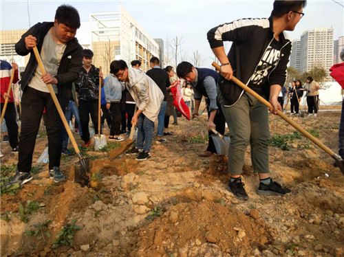 我校临床医学系举行“绿意盎然 花开遍地”植树活动