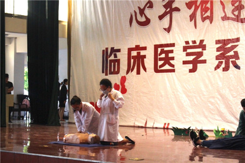 我校临床系举办“心手相连，点亮生命” 心肺复苏大赛