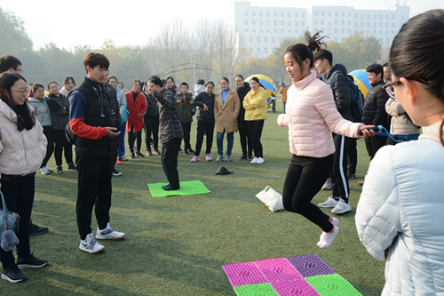 我校举办首届教职工趣味运动会