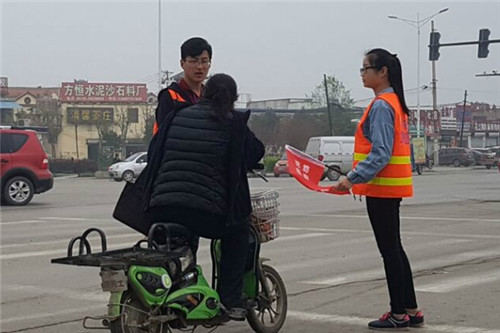 我校药学系志愿者服务队参与全市“关爱生命 文明出行”活动