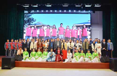 校长顾润国重阳节到附属医院护养中心慰问入住老人