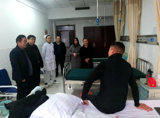 我校附属医院领导除夕慰问值班医护人员、