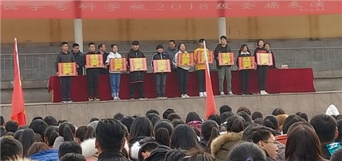 我校举行2018级新生军训会操表演