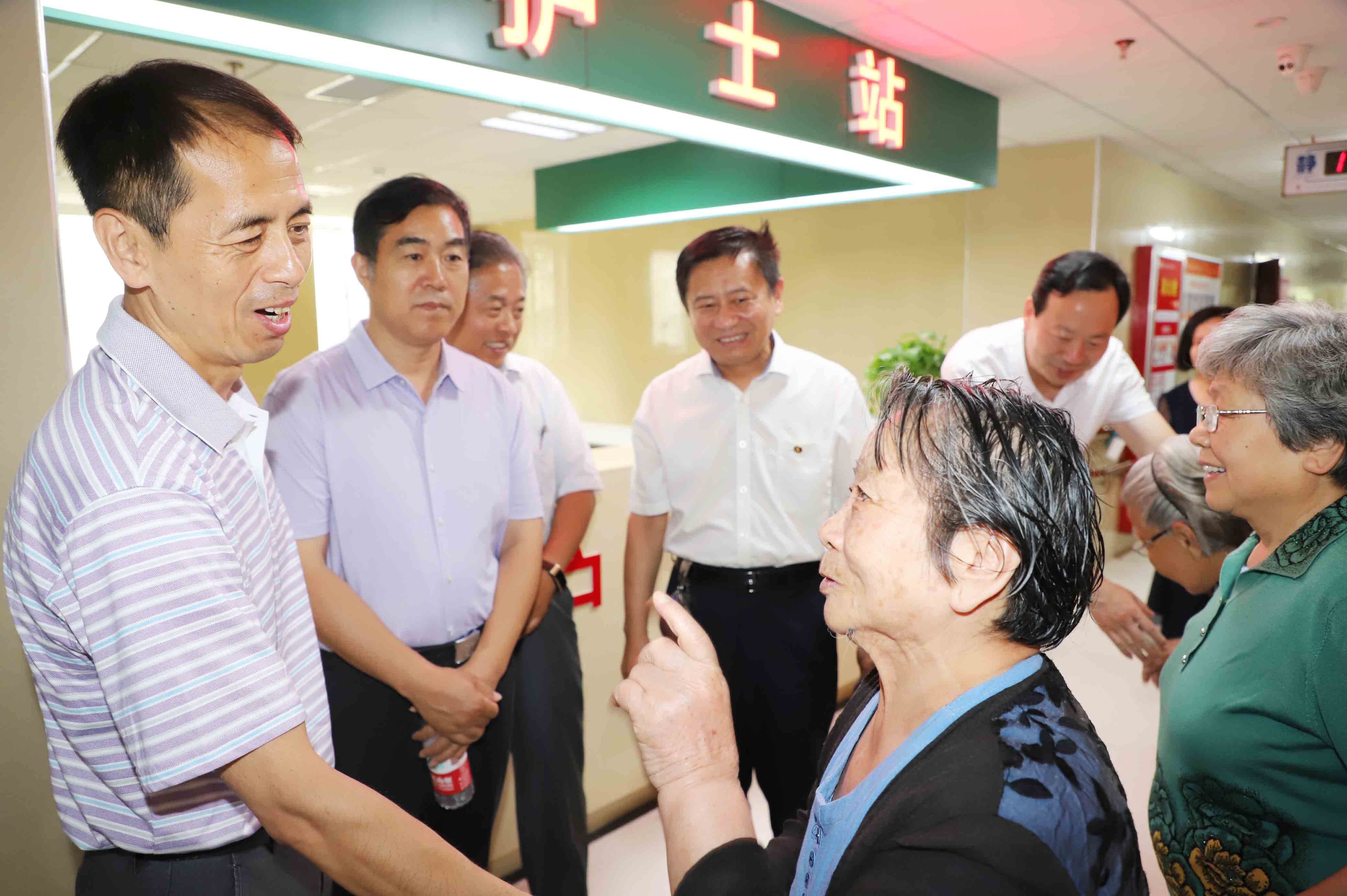 省卫生健康委离退休干部处一行来我校调研工作