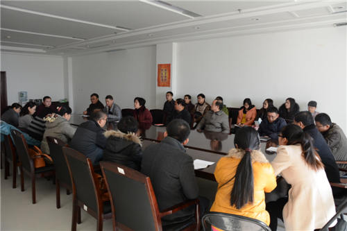 我校召开宪法日教师教学普法座谈会