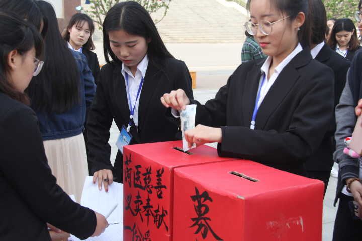 我校举办首届公益慈善义卖活动