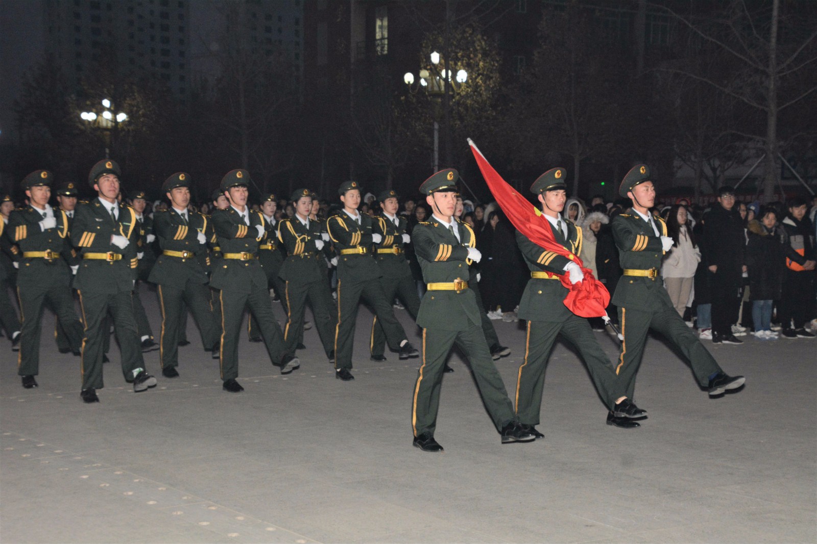 我校举行新年升旗仪式