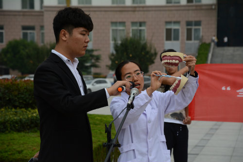 我校口腔医学系举办“全国爱牙日”口腔健康宣讲义诊活动