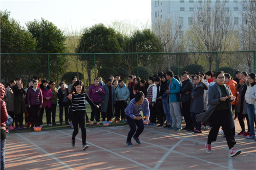 菏泽医专举行“庆三八”女教职工趣味运动会