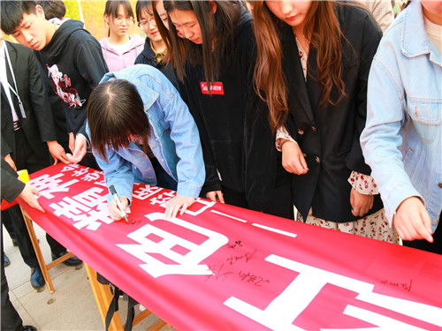 口腔医学系举办“四月缅怀先烈，清明寄托哀思”活动