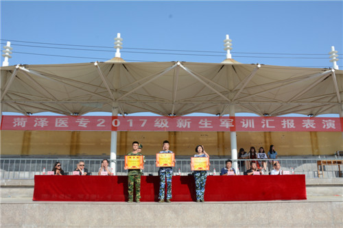 我校举行2017级新生军训汇报表演