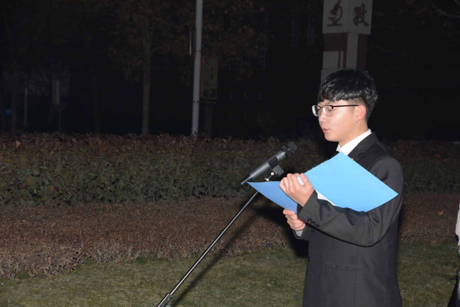 我校举行新年升旗仪式