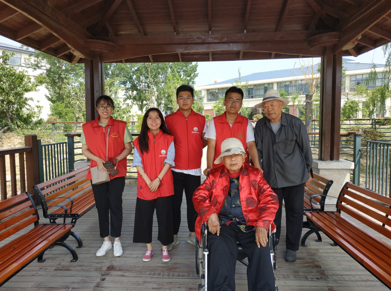 我校志愿服务队开展“尊老、敬老”志愿服务活动