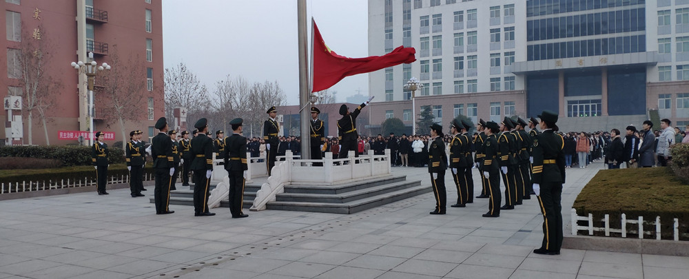 我校举行新学期开学升旗仪式