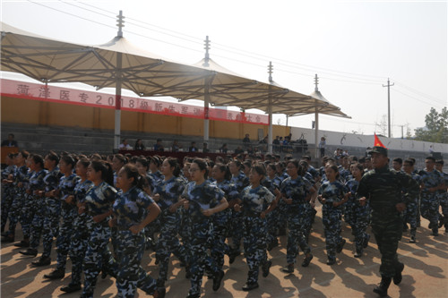 我校举行2018级新生军训汇报表演